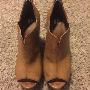 BP Brass Plum Distressed Wedges